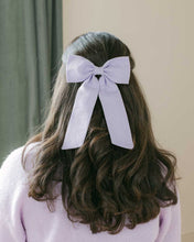 Load image into Gallery viewer, THE LILAC LINEN CLASSIC BOW
