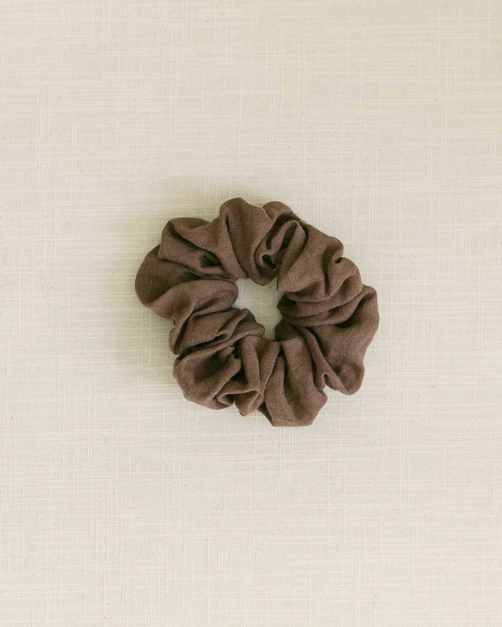THE MOCHA LINEN SCRUNCHIE