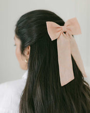 Load image into Gallery viewer, THE PEACH LINEN CLASSIC BOW
