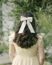 Load image into Gallery viewer, THE LIGHT YELLOW LINEN CLASSIC BOW
