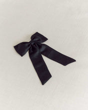 Load image into Gallery viewer, THE BLACK LINEN CLASSIC BOW
