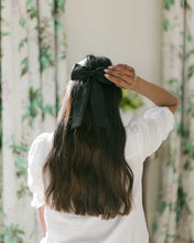 Load image into Gallery viewer, THE BLACK LINEN CLASSIC BOW
