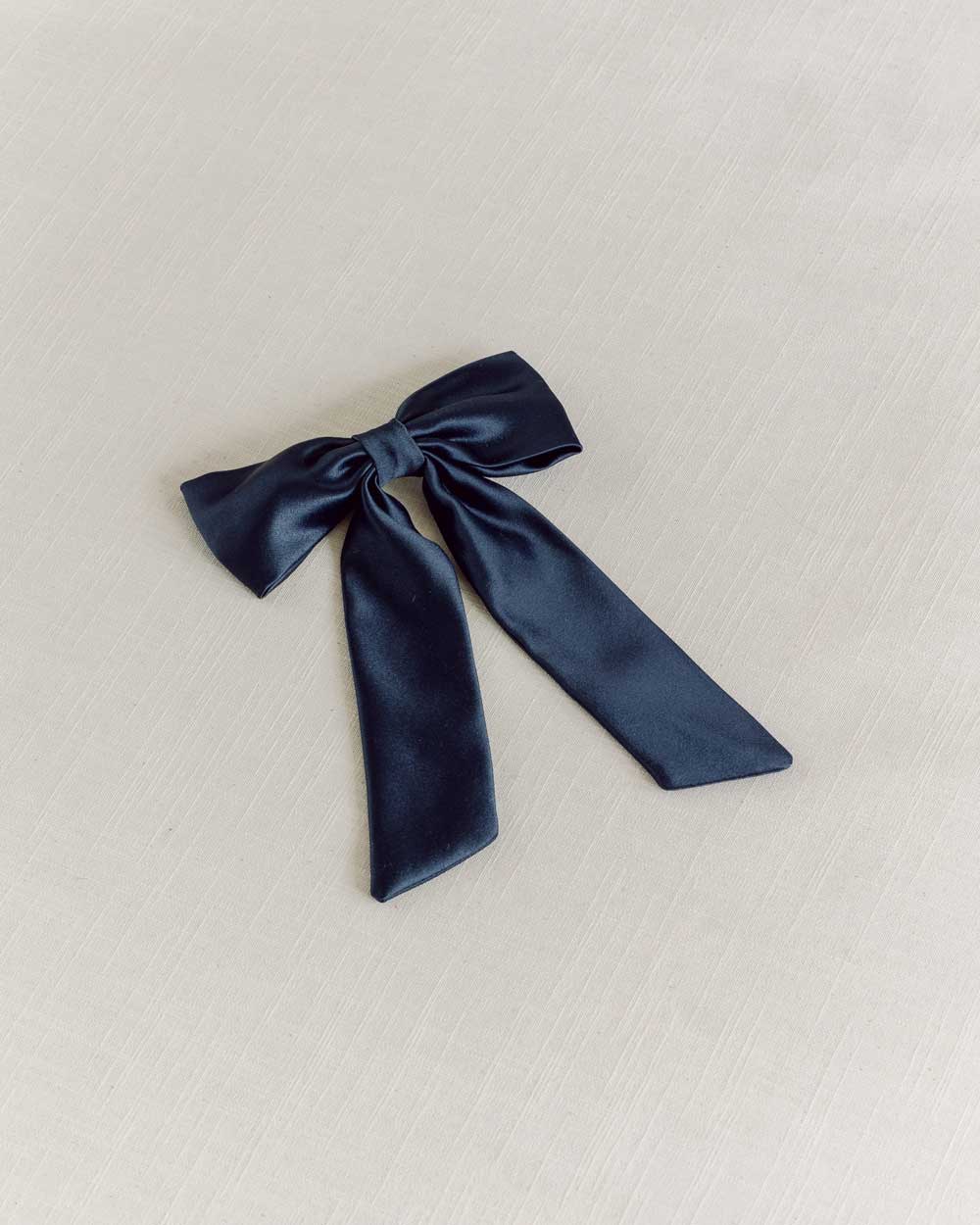 THE NAVY SATIN CLASSIC BOW