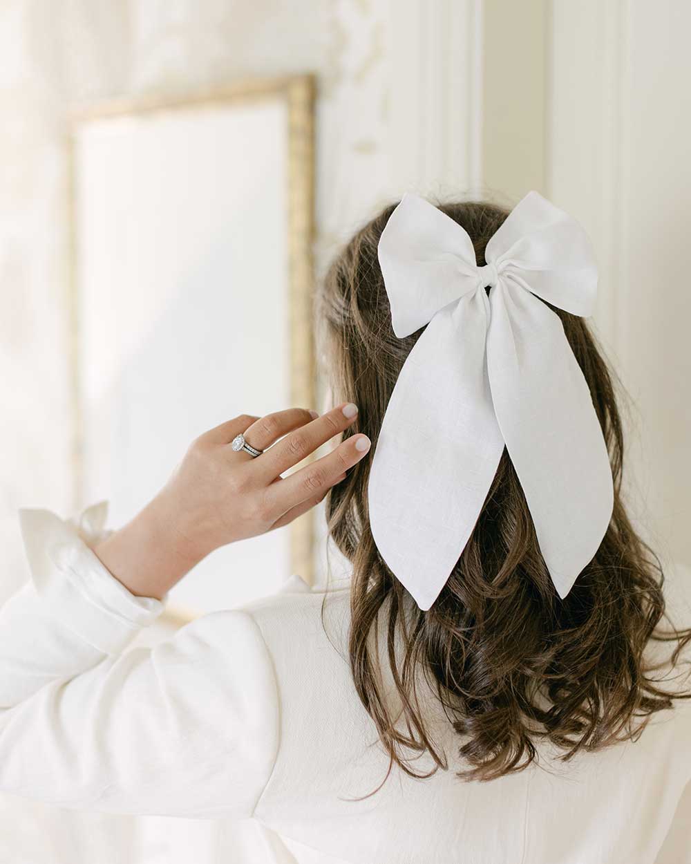 THE WHITE LINEN BOW – Clementine & Mint
